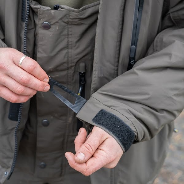 Traje de agua para pesca Avid Carp artic 50 suit compuesto por una chaqueta con capucha y un pantalón tipo mono