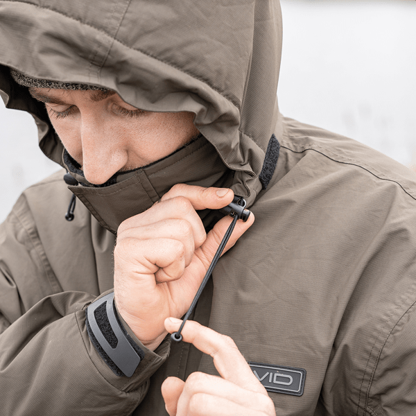 Traje de agua para pesca Avid Carp artic 50 suit compuesto por una chaqueta con capucha y un pantalón tipo mono