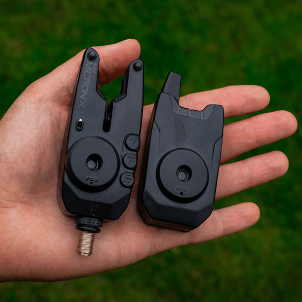FOX-MINI-MICRON-SET-2 receptor y alarma Fox Mini Micron X en la mano de un pescador