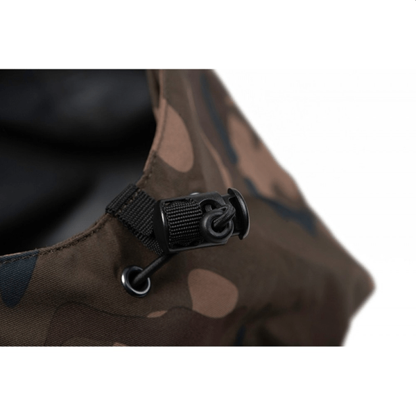 detalle de ajuste de una Chaqueta fox Aquos, una chaqueta de pesca impermeable